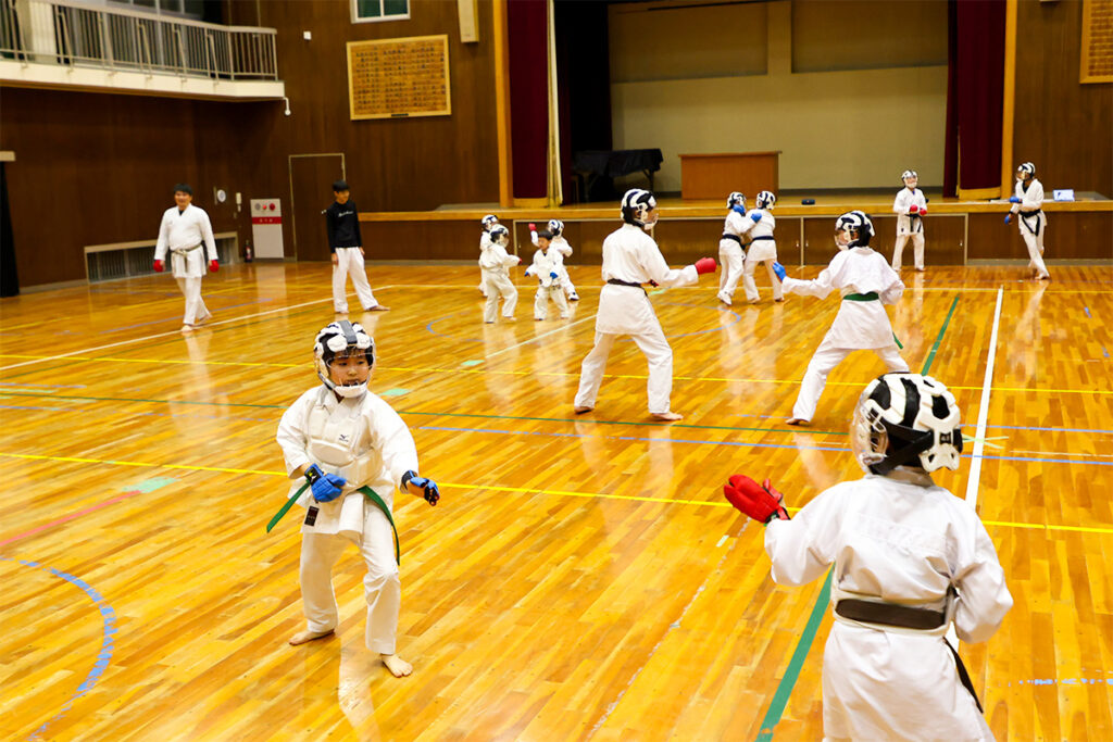 競技空手をしている子供たち