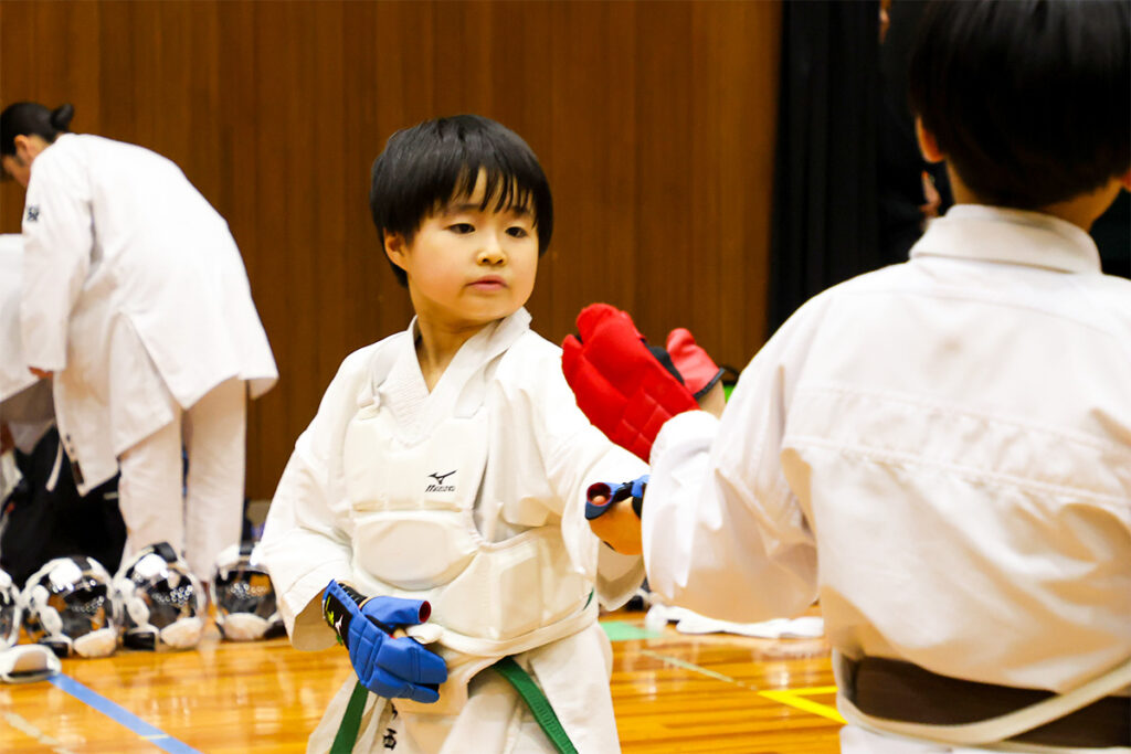 競技空手で対立する子どもたち