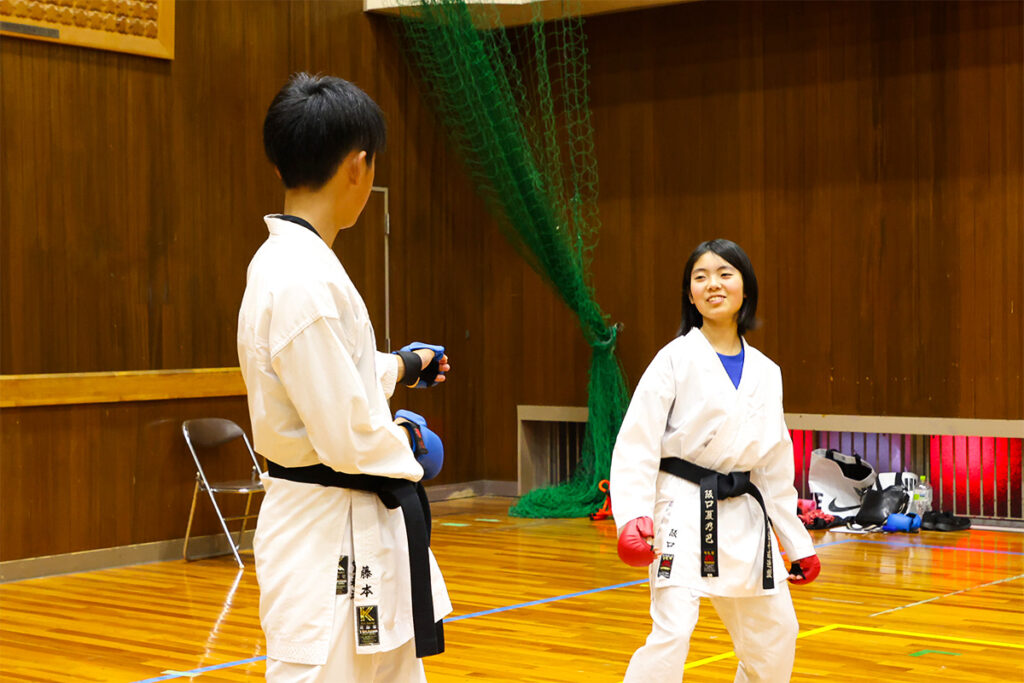 競技空手で対立する子どもたち