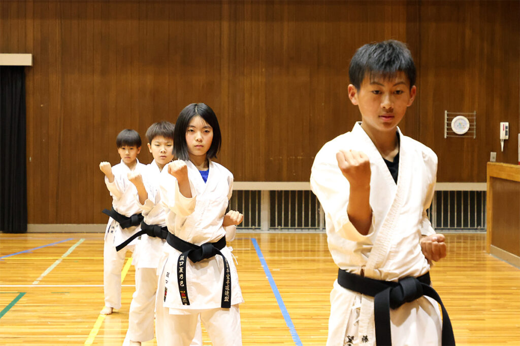 空手をする子どもたち