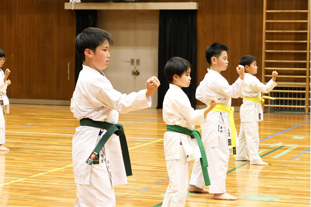 空手をする子どもたち