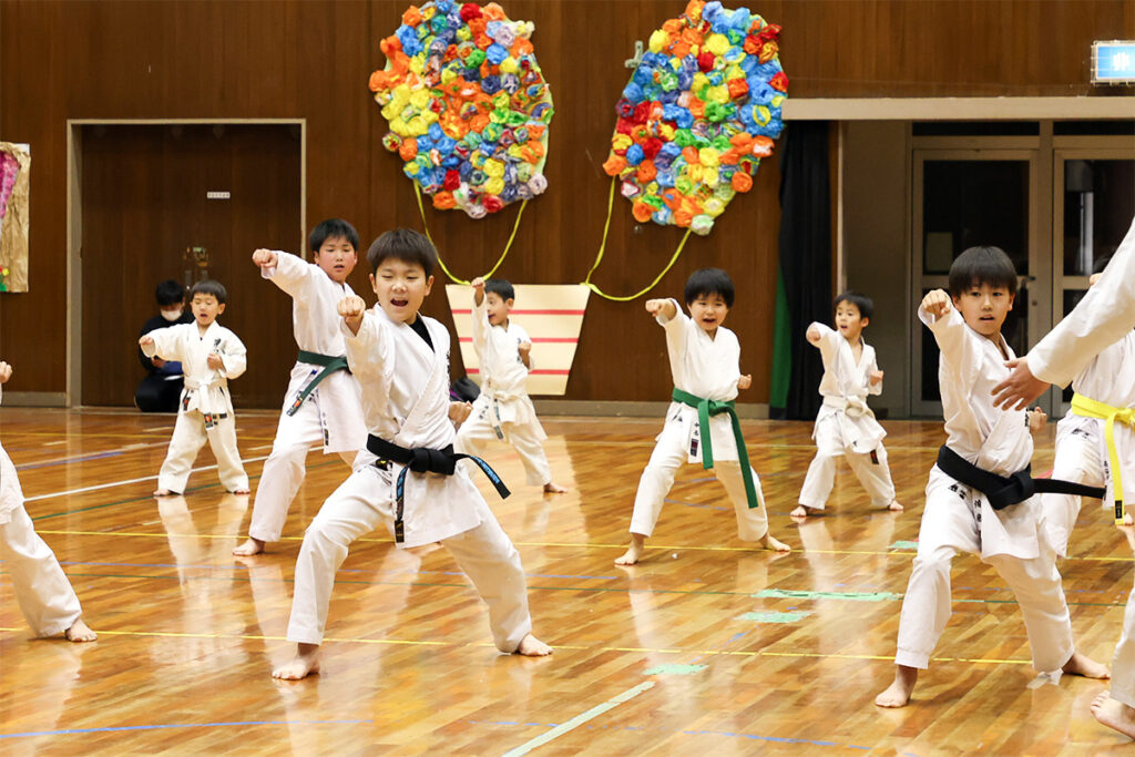 気合を入れて空手をする子どもたち