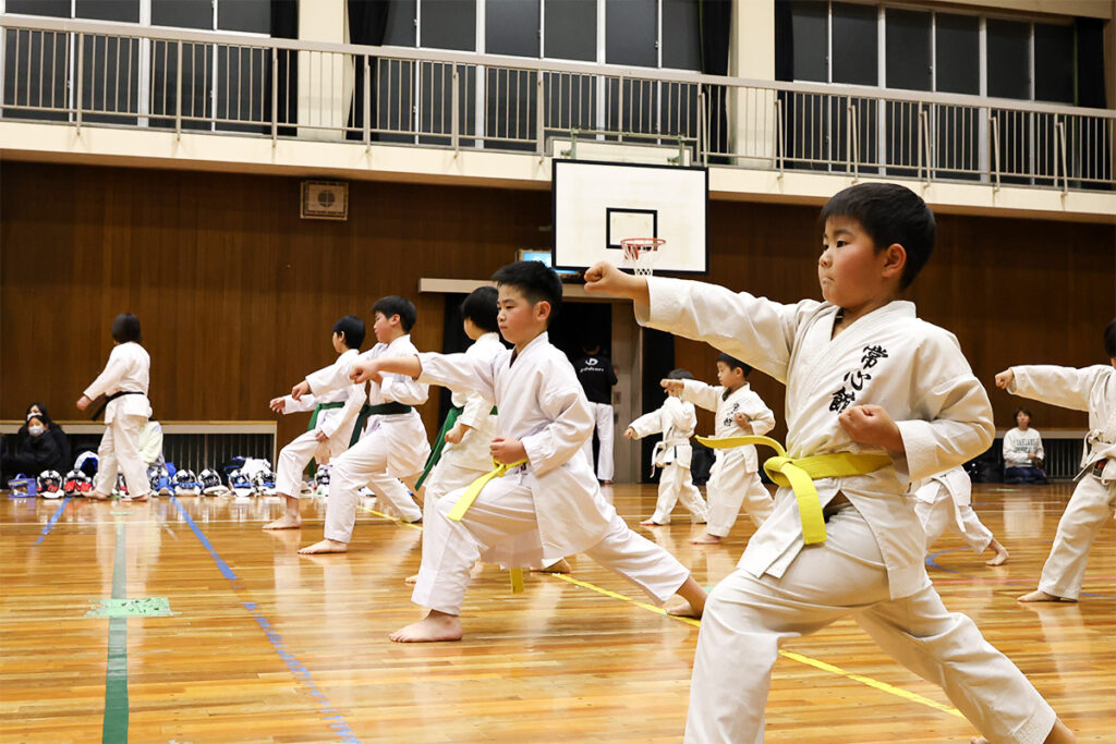 空手をする子どもたち